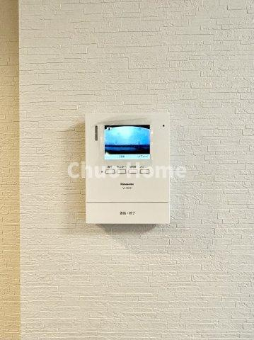 【モニターホン】誰が来たかすぐにわかるカラーモニター付きインターホン。通話ボタンを押すまでは室内の音は漏れていませんので相手を確かめてから応対できます。