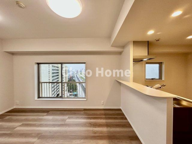 視界に広がりを生むオープンなキッチン。料理や片付けをしながら、家族との会話を楽しんだり、リビングで遊ぶ子どもを見守れます。ご見学時には家具の配置などもイメージしながらぜひご覧になって見て下さい。