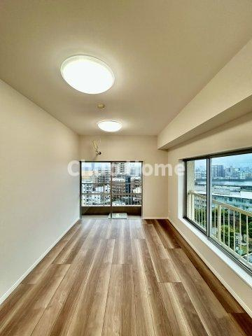 【リビングダイニング】一日の中で多くの時間を過すことになるリビングダイニングだからこそ、いつも穏やかな空間であることが必然。爽やかな通風と採光を存分に感じる事が出来る空間です。