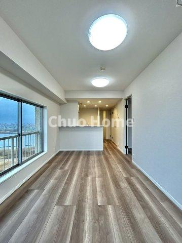 【ダイニング】忙しい朝でも、しっかり家族が揃って食事をして頂けるゆとりある大きさのダイニングスペース。奥様が作る手料理をカウンター越しに受けとって頂き、テーブルで囲む素敵な時間を存分に愉しんで下さい。