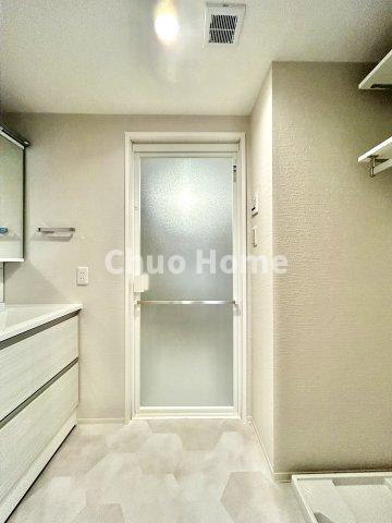 【洗面所】明るい洗面所は朝をすっきりさせてくれる空間です。バタバタしている忙しい朝でも収納が多い洗面台では短い時間で効率良く支度ができます。