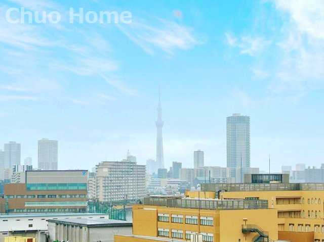 手を伸ばせば、ふれることが出来そうな環境が、そのままインテリアになったような印象です。その豊かな眺望にふさわしい空間には、通風・採光にも優れ、心地よい光と風があふれています