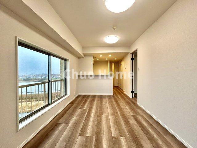 【居間・リビング】「ＬＤＫは家族団らんをデザイン」広いＬＤＫでは家族が集まり一緒の時間を過ごせる工夫がされております。何気ない一日の当たり前のひとコマがいつか一生の宝物になります