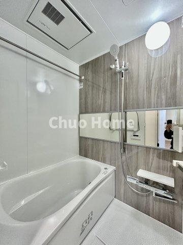 【バスルーム】暖房換気乾燥機付きシステムバスルーム。暖房・冷風・換気・乾燥など、毎日を快適に過ごせるうれしい機能が揃っています。雨の日の洗濯物も安心です。