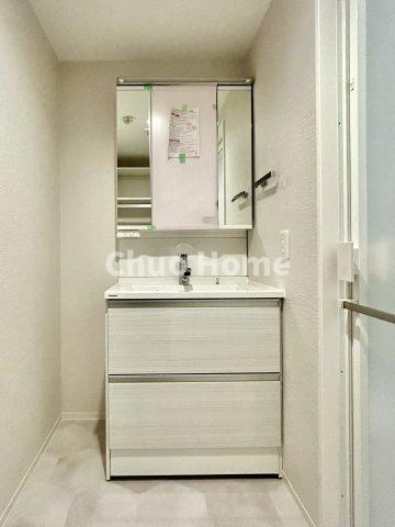 【洗面化粧台】洗面化粧台には三面鏡を採用。身だしなみを整えやすい事はもちろんですが、鏡の後ろに収納スペースを設ける事により、散らかりやすい洗面スペースをすっきりさせる事が出来るのも嬉しいですね