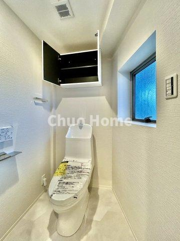 【トイレ】　収納スペースをしっかりと確保した温水洗浄便座機能付きトイレ。温水洗浄便座は清潔にお使いいただくための大切なアイテムです。