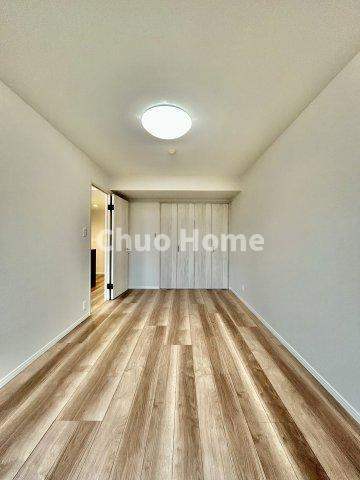 【洋室】快適に過ごす条件は、一人ひとり違います。だからこそ飾り過ぎないシンプルな内装と偏り過ぎないデザインで統一しております。居住していく中でオーナー様だけの【マイホーム】に創り上げて下さい