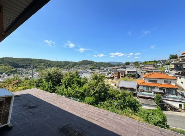 2階の窓からは栗原町の街並みと周囲の緑を見渡す眺望が広がります。高低差のある立地ならではの開放感があり遠くの山並みまで望めるのも魅力。青空や緑を身近に感じながら変化する景色を住まいの中から楽しめます。