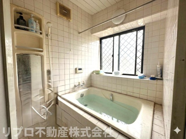 通気性の良い浴室ですが使用感があります。リフォームのご相談を承ります♪