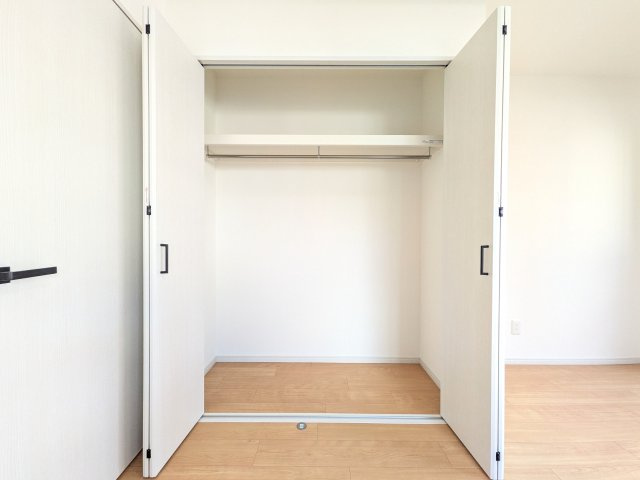 パイプハンガー付きのクローゼット。洋服をかけて収納できるので、着替える時などもお洋服を選びやすいのがいいですね♪
