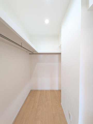 約7帖の洋室にあるウォークインクローゼット。奥行きもありますのでお洋服もたっぷりと収納できますよ♪