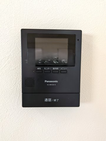 モニター付きのインターホン。来訪者を確認できるので安心ですね。