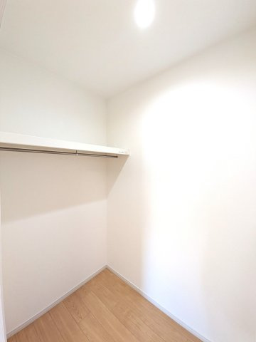 リビングにあるウォークインクローゼット。掃除道具や季節ものなどの収納として、パントリーとしてもご使用OK。使い方がいろいろできるのはいいですね♪