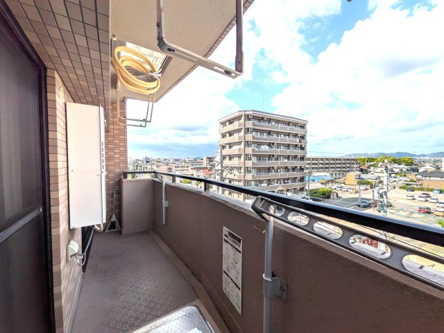各居室から出入りが可能な東向きのバルコニー。前面に遮る建物がないため視界も開けており、朝からの気持ちのいい日差しがお部屋にも差し込んできそうです♪