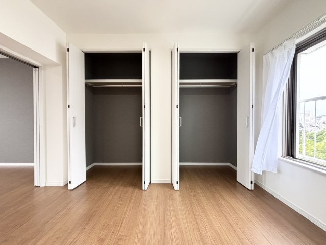 約5.0帖の洋室。衣類や季節物などを分けて収納しやすく、居住空間をすっきり保てます。