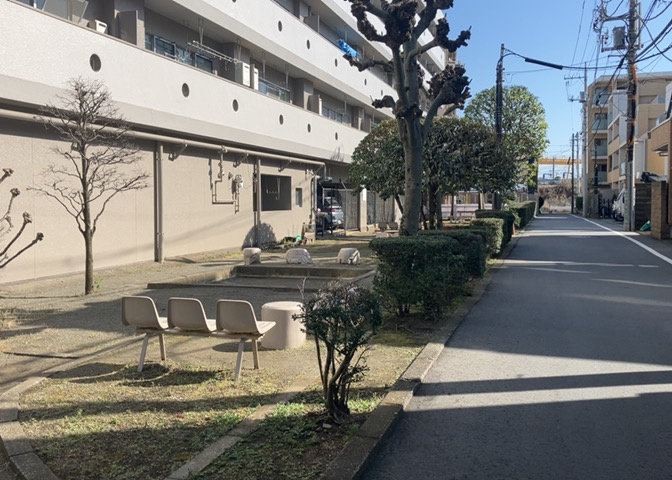 物件によっては、入居者が個人的に使用できる専用庭がついているものもあります。また、住宅の中にある土間の部分を庭と呼ぶこともあります。庭の用途は住む人によって変わり、それによってデザインもさまざまです。