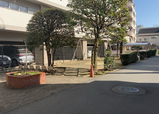 中庭（パティオ）とは、一つの建築物の内部に設けられた、壁などで囲われている庭のことを指します。コの字型、ロの字型が主流ですが、L字型の中庭もあります。最近では、インテリア性の高さからも人気があります。
