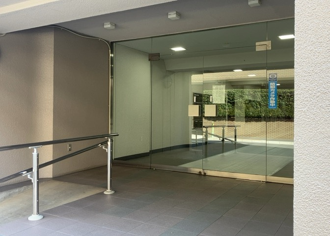 マンションのエントランスには、もともと風よけや防犯の役割がありますが、マンションによって宅配ボックスなどの設備が備わっている所もあります。日々の生活をイメージしながら生活しやすさをチェックしましょう。