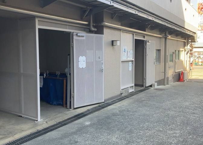 共有部分は、住民なら誰もが使える設備のこと。例えば駐車場やエレベーター、インターネット設備、セキュリティ設備などがあります。他にも、マンションの廊下・外部階段やエントランス・ゴミ置き場などがあります。