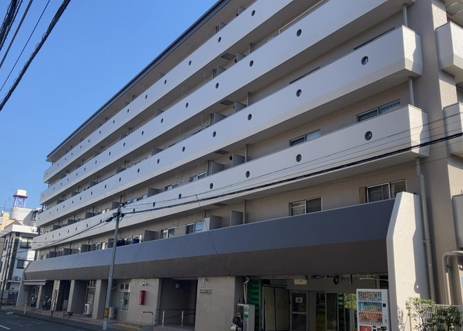 道幅が広い場所は日当たりや風通が良好です。幅が広いのですれ違いも可能ですし大きな車でも駐車可能！一方で、大型車が通ることも多くなるため交通量の増加により騒音に繋がります。また土地の値段が高くなります。