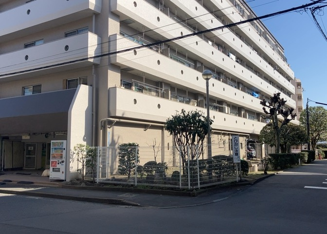 ＲＣ造、Reinforced　Concreteは直訳すると補強されたコンクリートです。主に柱や梁・床・壁が鉄筋とコンクリートで構成おり、鉄筋を組んだ型枠にコンクリートを流し込んで固めたものを指します。