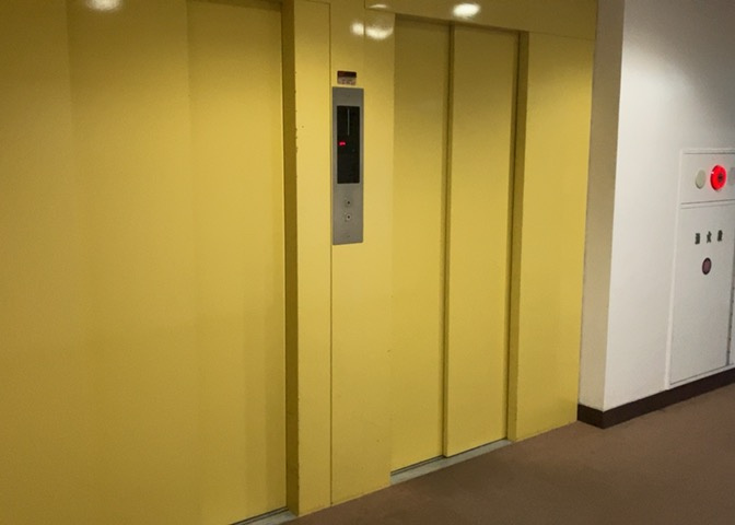 共用部分は、一棟の建物に住む区分所有者全員が共同で所有するとし、共用部分の管理、補修などは、区分所有者で形成される管理組合が行います。個人の判断で勝手に変更することはできませんので覚えておきましょう。