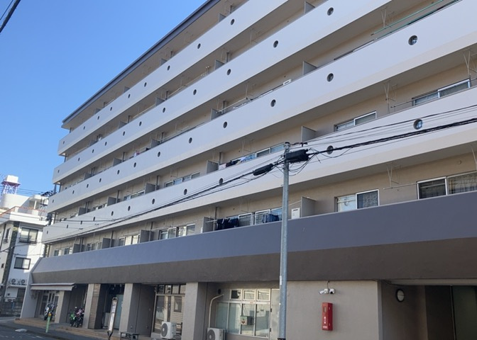 外観はマンション管理がされているかの目安になります。築年数が古いと、壁面は劣化してひび割れが生じることも！建物が古びていても細かいところが修繕されていると、きちんと管理されているなぁと感じるでしょう。