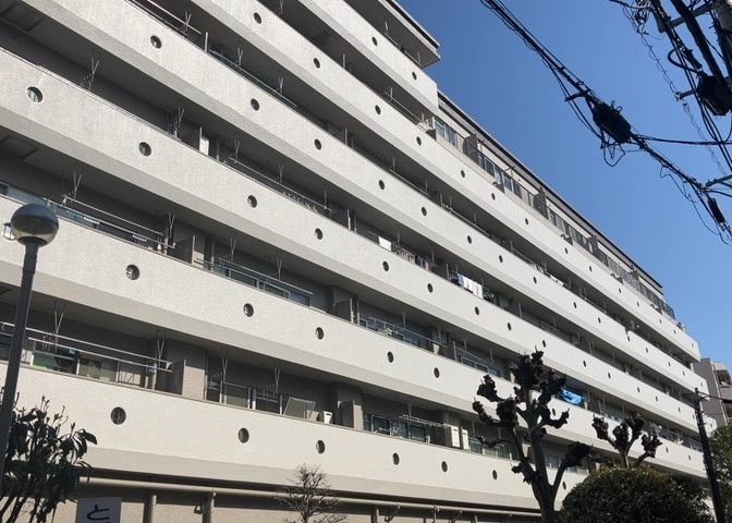 一般的なバルコニーは、奥行1.5ｍ程ですが、ワイルドバルコニーは2ｍまで広がっています。そのため洗濯物の間隔をあけ干すことができ、乾きやすいというメリットや、ガーデニングが楽しめる等の特徴があります。