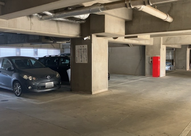 駐車場と明記されていても、最小スペースでつくられた駐車場だと大型車は駐車できなかったり、出入りしにくくなったりする可能性があります。お車のサイズと購入したい物件の駐車場のサイズを現地で確認しましょう。
