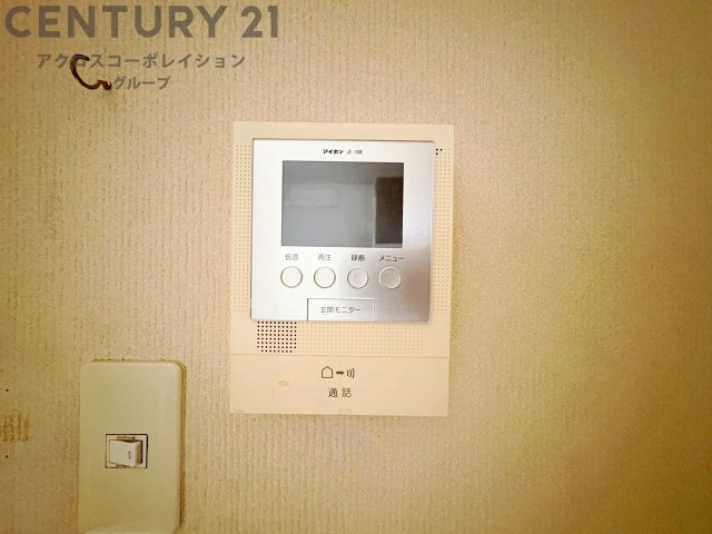 訪問者が来たときにテレビ画面で確認できるため、安心してドアを開けられます。録画機能があるものもあり、留守中に来訪者を記録しておくことができます。利便性が高く、セキュリティ面でも安心です。