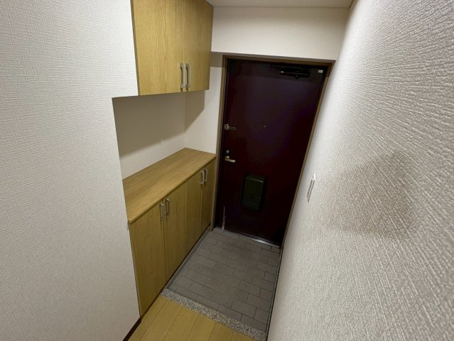 上下に分かれたシューズボックスを備え、靴をたっぷり収納可能です。天板部分は鍵や小物を置くスペースとしても活用でき、玄関まわりをすっきり保てます。室内への動線もゆとりがあり、使い勝手の良い玄関です。