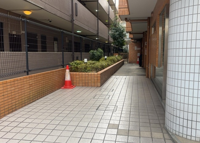 物件によっては、入居者が個人的に使用できる専用庭がついているものもあります。また、住宅の中にある土間の部分を庭と呼ぶこともあります。庭の用途は住む人によって変わり、それによってデザインもさまざまです。