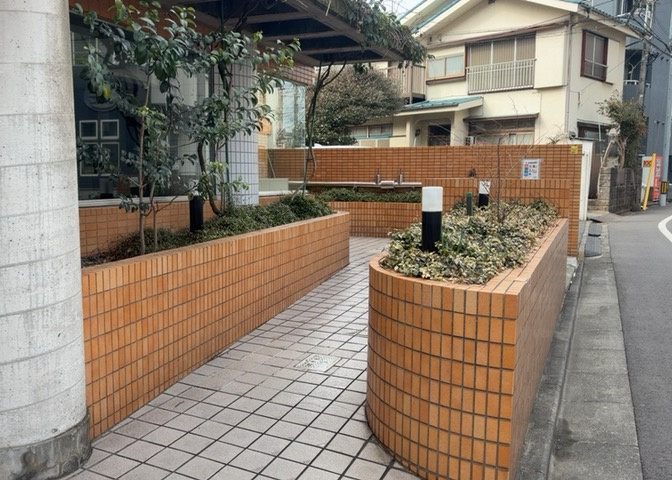 中庭（パティオ）とは、一つの建築物の内部に設けられた、壁などで囲われている庭のことを指します。コの字型、ロの字型が主流ですが、L字型の中庭もあります。最近では、インテリア性の高さからも人気があります。