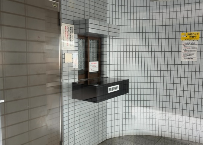 受付はマンションコンシェルジュがいる場合もあれば、管理人が滞在する小部屋を総称して呼ぶことがあります。主にエントランスに設置されていることから、防犯面でも期待ができます。防犯設備がない場合はより安心！