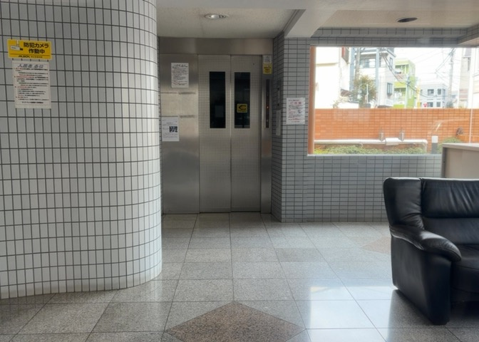 共用部分は、一棟の建物に住む区分所有者全員が共同で所有するとし、共用部分の管理、補修などは、区分所有者で形成される管理組合が行います。個人の判断で勝手に変更することはできませんので覚えておきましょう。