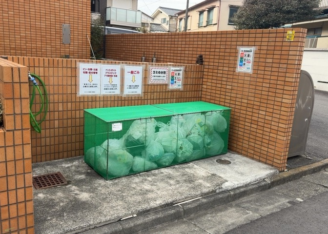 共有部分は、住民なら誰もが使える設備のこと。例えば駐車場やエレベーター、インターネット設備、セキュリティ設備などがあります。他にも、マンションの廊下・外部階段やエントランス・ゴミ置き場などがあります。