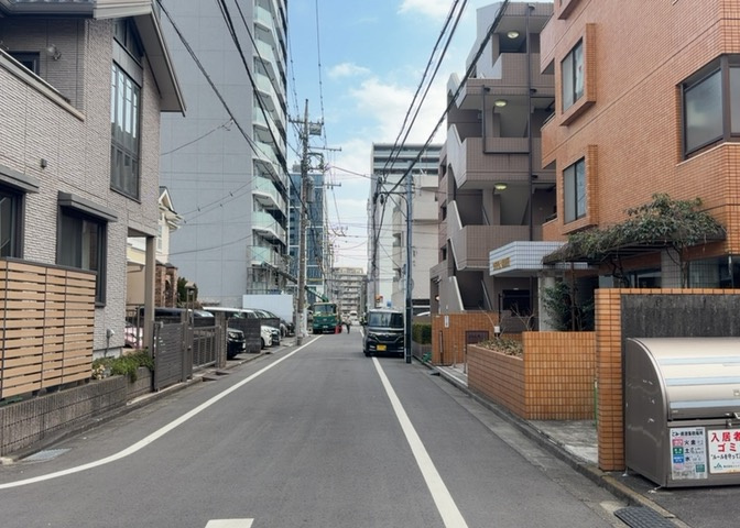 隣家の土地はどうなっているのか、生活利便施設が近くにあるのか、学校まで近いかなど、お客様のライフスタイルにあわせたイメージが重要です。また、近くにあると困る施設が近くにないかも確認するといいでしょう。