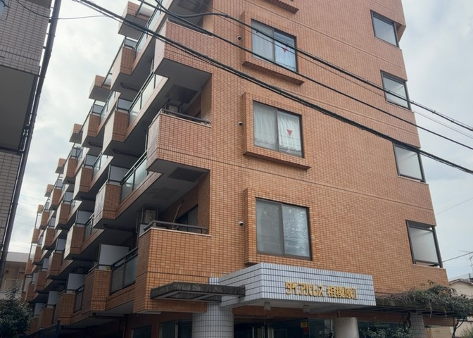 ＲＣ造、Reinforced　Concreteは直訳すると補強されたコンクリートです。主に柱や梁・床・壁が鉄筋とコンクリートで構成おり、鉄筋を組んだ型枠にコンクリートを流し込んで固めたものを指します。