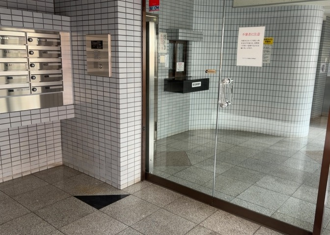 共用部分は、一棟の建物に住む区分所有者全員が共同で所有するとし、共用部分の管理、補修などは、区分所有者で形成される管理組合が行います。個人の判断で勝手に変更することはできませんので覚えておきましょう。