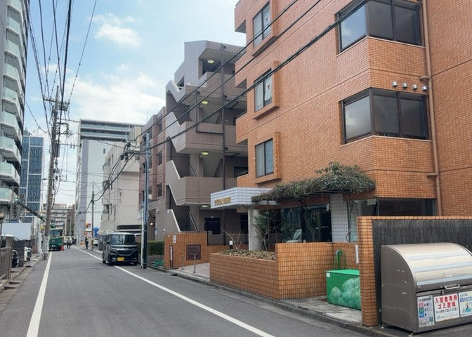 外観はマンション管理がされているかの目安になります。築年数が古いと、壁面は劣化してひび割れが生じることも！建物が古びていても細かいところが修繕されていると、きちんと管理されているなぁと感じるでしょう。