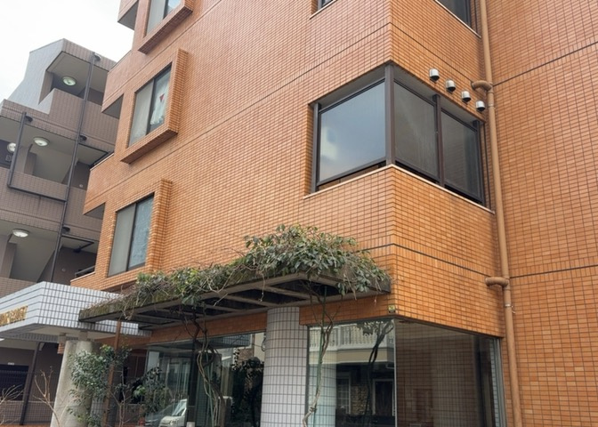 マンションの駐輪場は、事前に空きがあるか確認を取ると安心です。せっかく入居したのに駐輪スペースがない！なんてことになったら大変ですよね。そこで、内見時や購入前にはまず事前に確認しておくと良いでしょう。