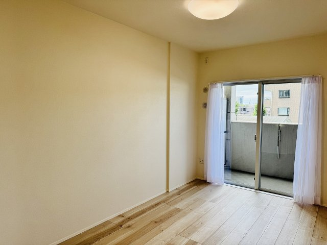 ～バルコニーに面している洋室です　※間取り上で【洋室？】～