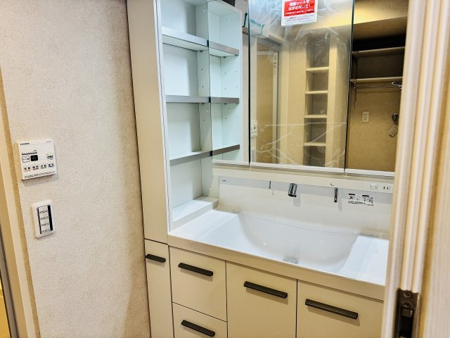～新規交換済、3面鏡付きの独立洗面台　細々している物をスッキリ収納出来ます～