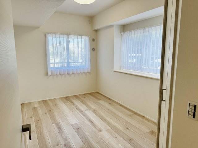 ～玄関入ってすぐの洋室、2面採光で明るく風通しの良いお部屋です　※間取り上で【洋室？】～