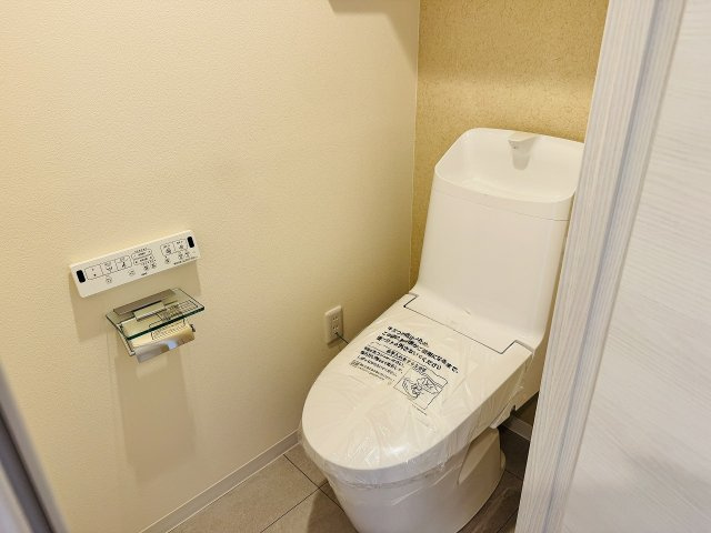 ～新規交換済、暖房温水洗浄機能付きトイレ　冬場は特に嬉しい機能ですね～