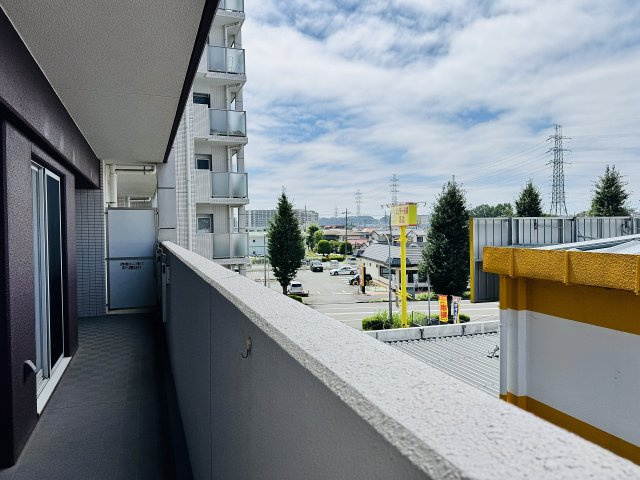 ～南側から西側にかけてのL字型バルコニー～