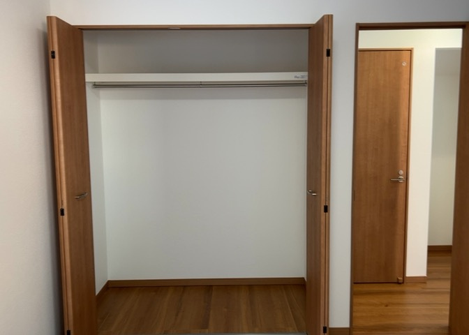 デザイン性を重視しすぎて収納が少なかった！なんてことにならないため、事前に現地で収納の数を確認しておくことをお勧めします。クローゼット以外にも床下収納や屋根裏収納、パントリーなどもチェックしましょう。