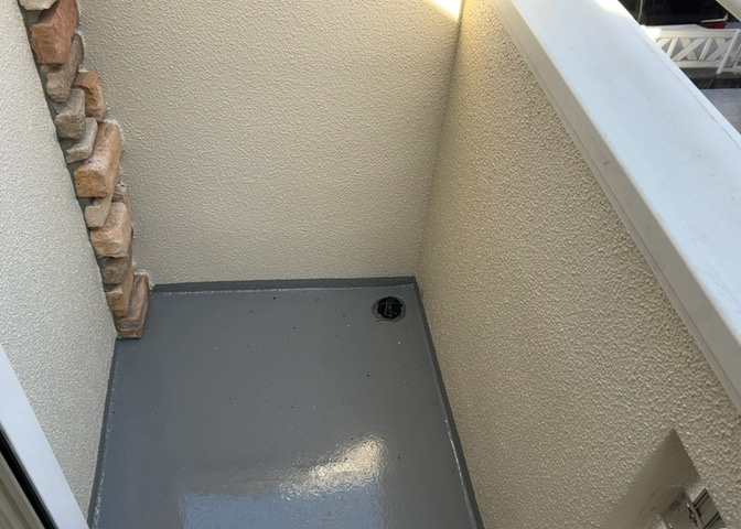 バルコニーは、室外の専用スペースのうち、「屋根がなく開放された空間」であるものを指します。ベランダより広いタイプのものが多く、日当たりもよいため家庭菜園などを楽しみたい人にとって適した環境となります。