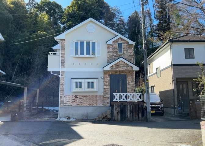 住宅用の土地では前面道路に2m以上接していなければならないと法律で定められています。しかし、お持ちの車のサイズやライフスタイルなどにより、2mでは利便が悪い場合もございますので、事前に確認しましょう。