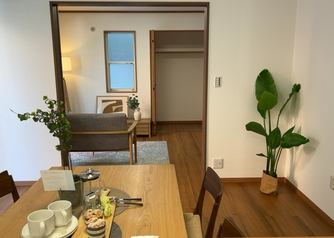 L型アイランドタイプは、キッチンからダイニングにもリビングにも目が行き届くので、とても使いやすい配置です。L字型独立タイプは、キッチンを独立させてるためLDKというよりもLDといった様なイメージです。